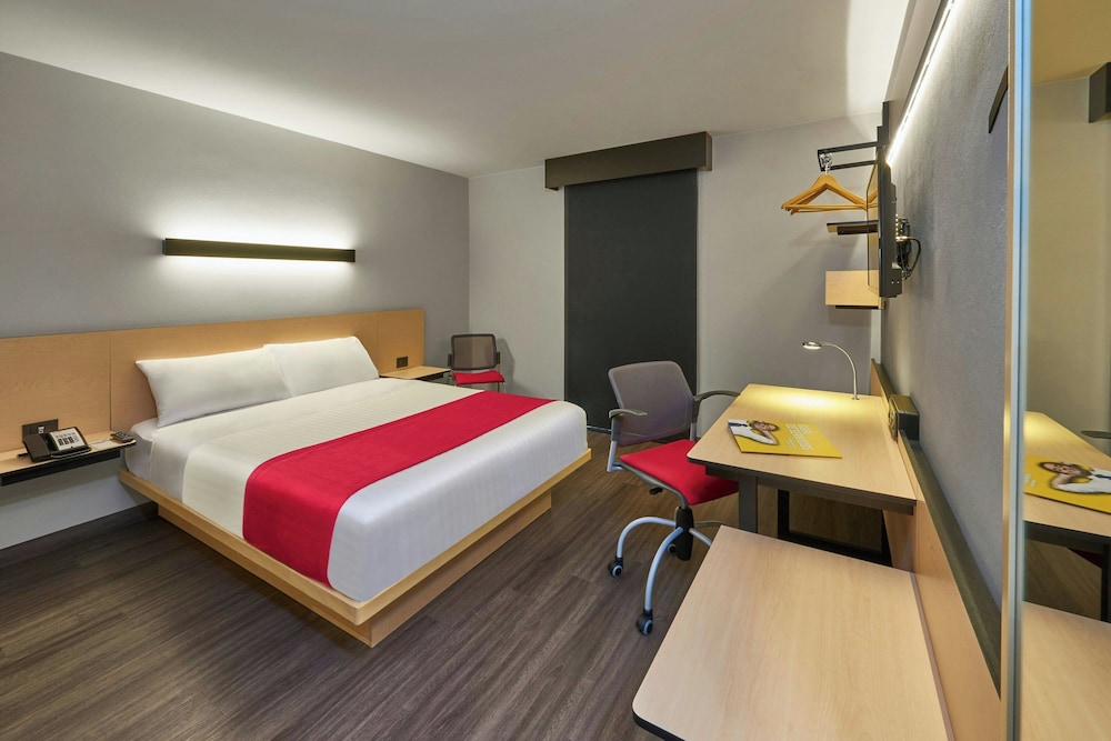 City Express La Raza