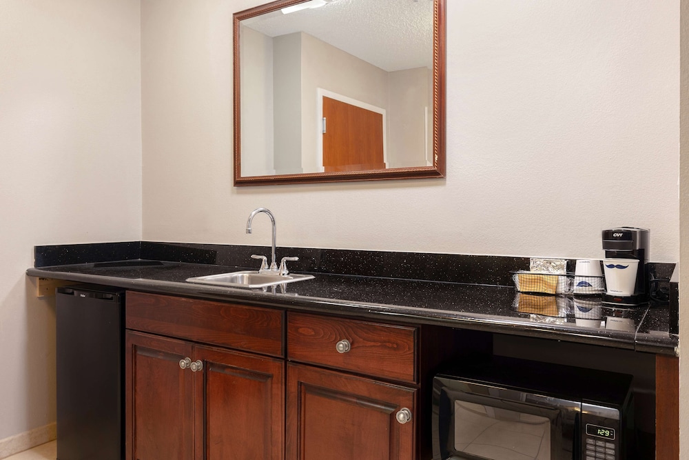 Hampton Inn Victoria - photo 26