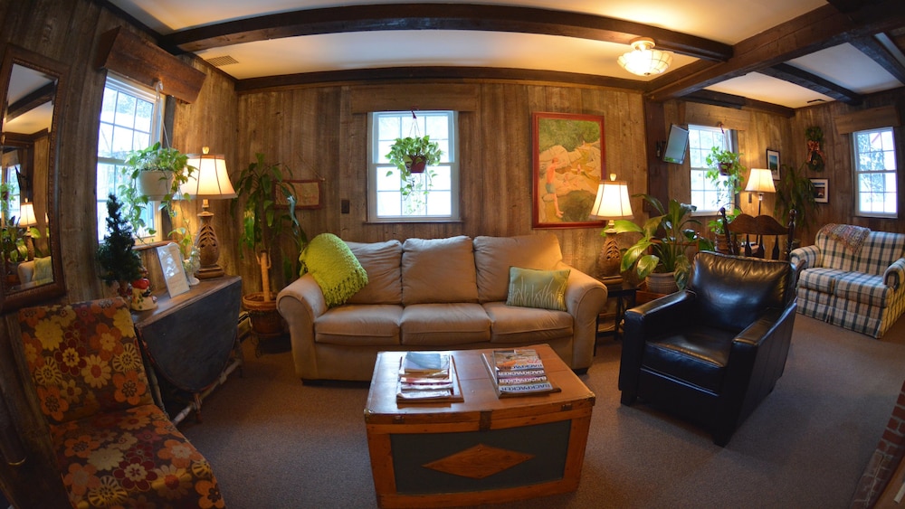 Hyde Away Inn - photo 2