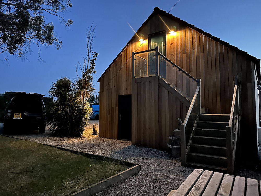 Remarkable 1 Bed Apartment In Glastonbury 19135507 — Street