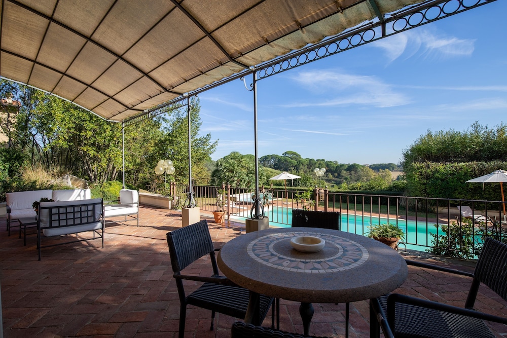 Tricolle Villa con Piscina — 4-Star Luxury Hotel in Fucecchio, Italy