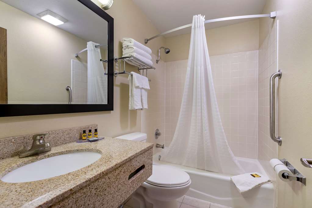Best Western Plus Altoona Inn - photo 20