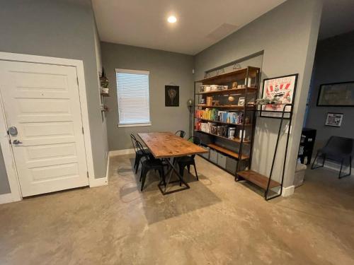 Modern Home In North central Austin - photo 22