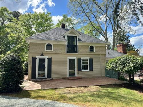 Newly Renovated Carriage House — 4-Star Luxury Hotel in Hillsborough, United States