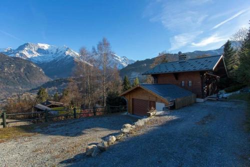 Chalet Spacieux a Saint Gervais Les Bains Avec Vue Montagne — 4-Star Luxury Hotel in Saint-Gervais-Les-Bains, France