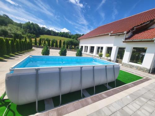 Pensiunea Dawa — 4-Star Luxury Hotel in Pui, Romania