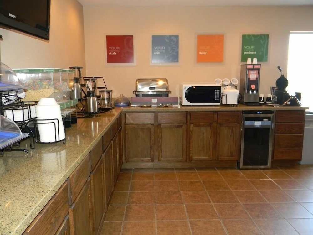 Boarders Inn & Suites by Cobblestone Hotels Munising - photo 22