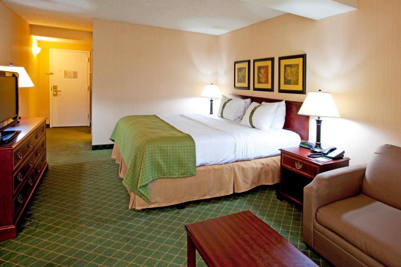 Buffalo Airport Hotel - photo 8