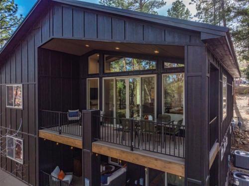 Black Beauty Midtown with Hot Tub in Ruidoso, United States