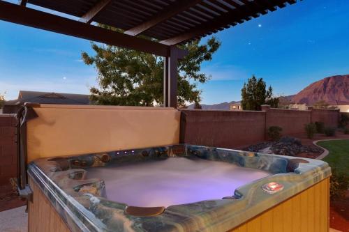 Paradise Village 117 Private Hot Tub 2 PS4s Telescope Observation Balcony Games and More — 4-Star Luxury Hotel in Santa Clara, United States