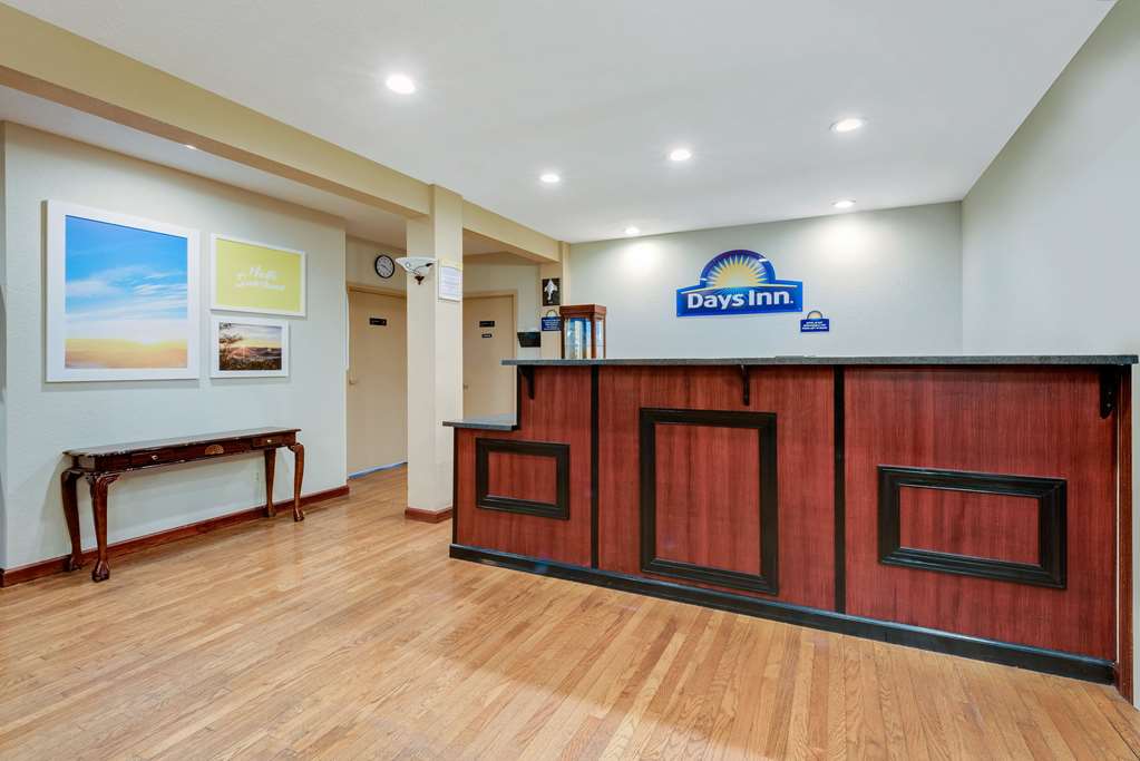 Days Inn by Wyndham Fairmont - photo 3