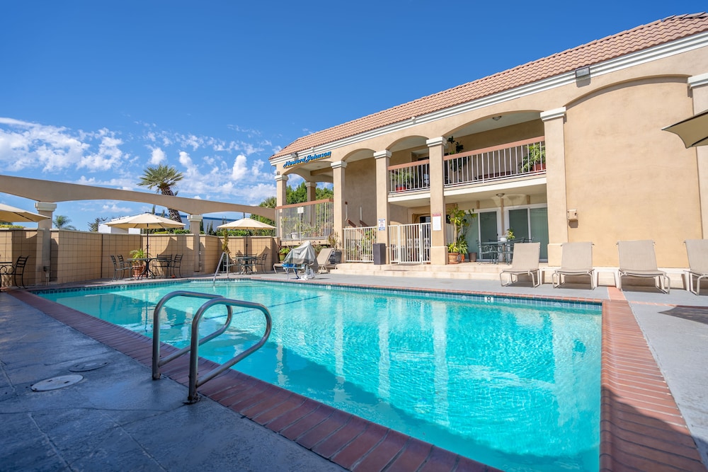 Howard Johnson by Wyndham Buena Park - photo 25