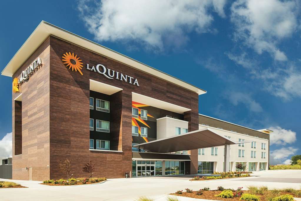 La Quinta Inn & Suites by Wyndham Wichita Northeast - photo 2
