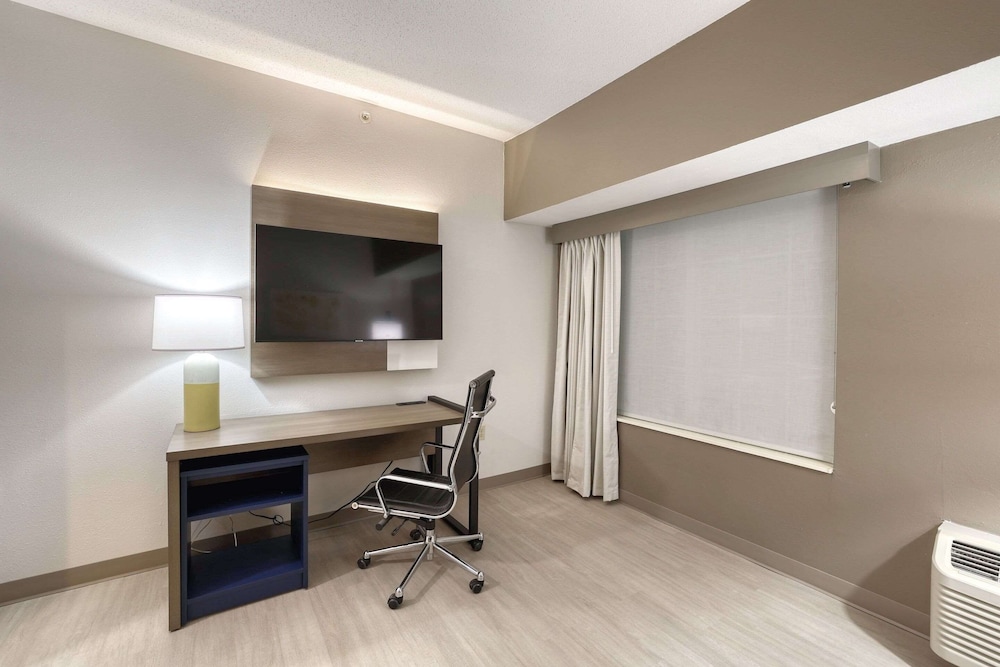 Comfort Suites Milwaukee Airport - photo 20