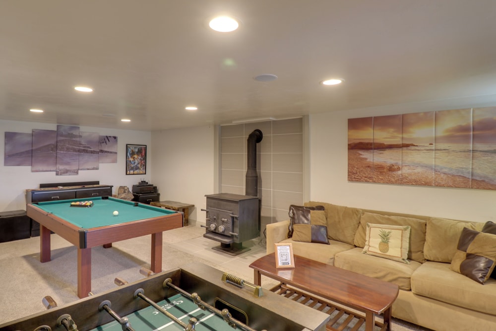 Eureka Getaway w Hot Tub & Mountain Views in Eureka, United States