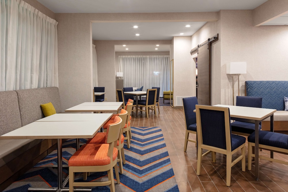 Hampton Inn Castle Rock - photo 15