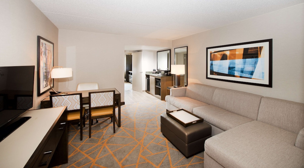 Embassy Suites by Hilton Cincinnati Northeast Blue Ash - photo 17
