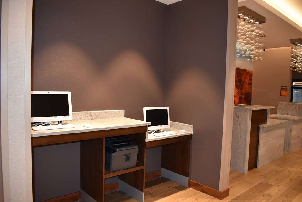 La Quinta Inn & Suites by Wyndham Flagstaff East I - photo 32