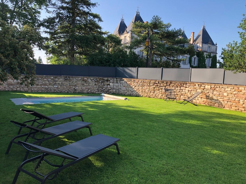 La Maison du Grand Four en Bourgogne Au coeur de Vignes Piscine et Sauna — 4-Star Luxury Hotel in Mercurey, France