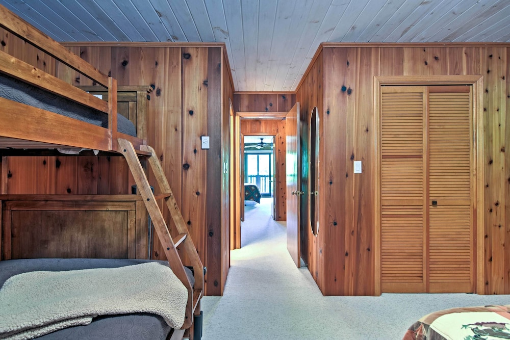 Beech Mountain Condo with Balcony Walk To Resort - photo 2