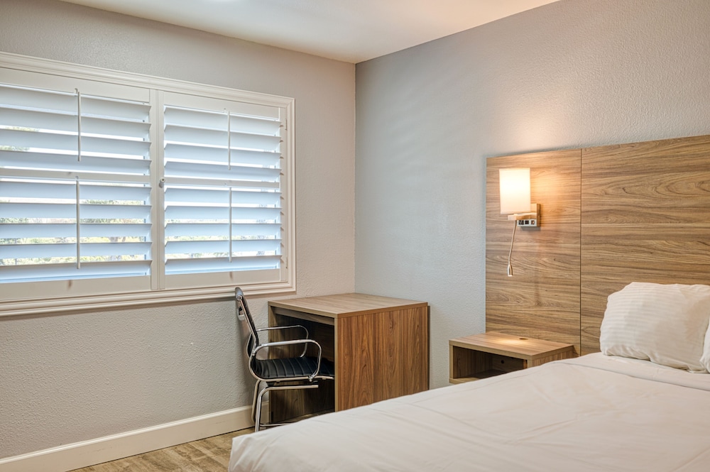 Vagabond Inn San Luis Obispo - photo 23
