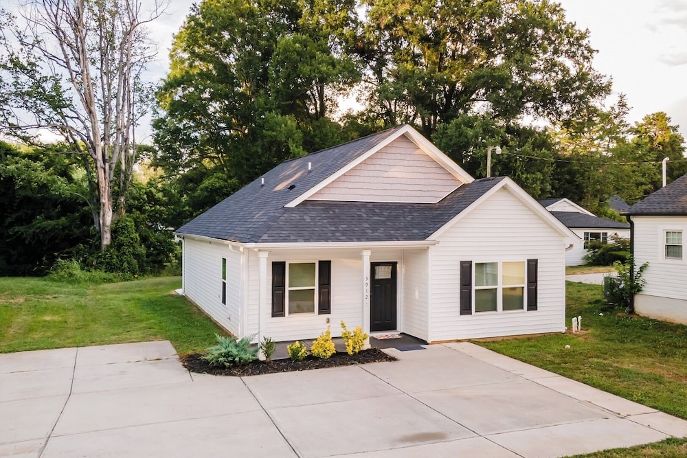 Family friendly 3BR w Hot Tub & Games in Charlotte, United States