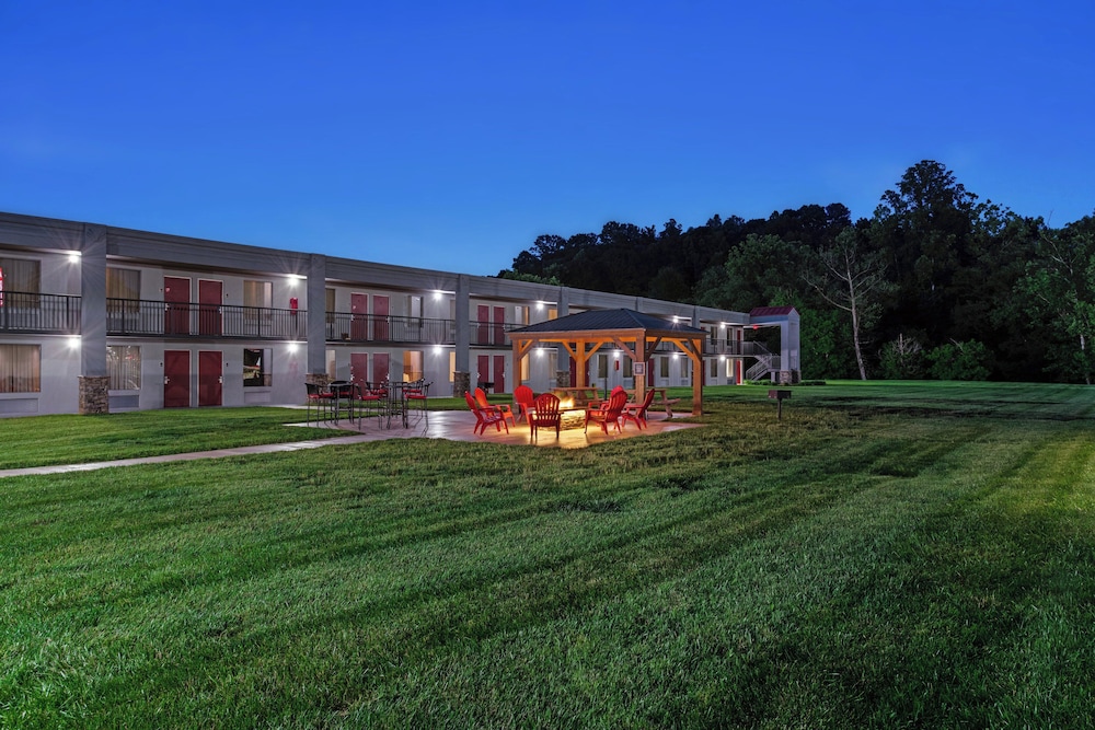 Red Roof Inn & Suites Wilkesboro - photo 45