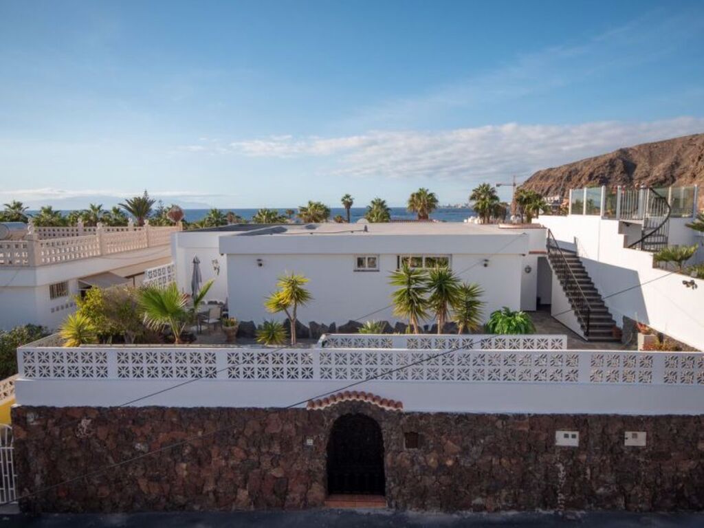 Villa Sue — 4-Star Luxury Hotel in Arona, Spain