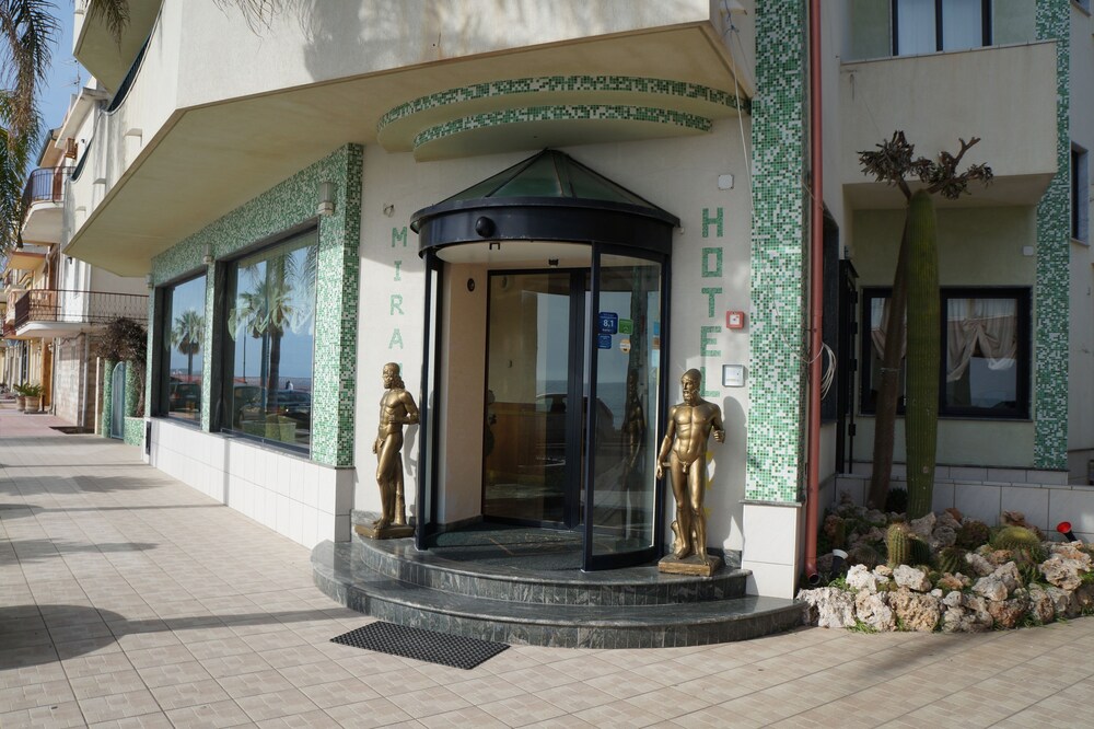 Hotel Ristorante Miramare — 4-Star Luxury Hotel in Marina Di Gioiosa Ionica, Italy