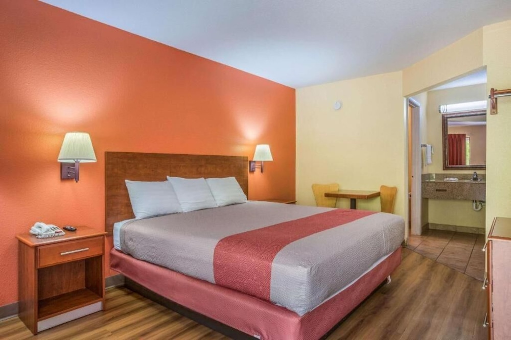 Rodeway Inn and Suites Macon - photo 6