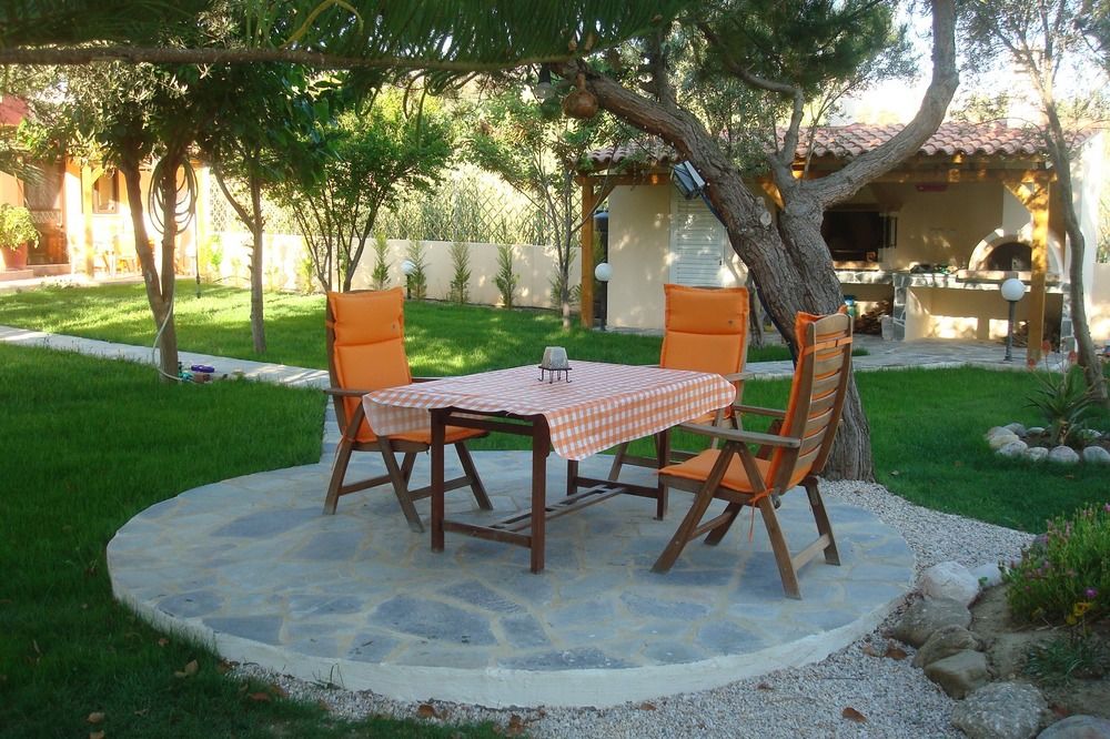Adonis Beach Rooms Hotel — Gazi