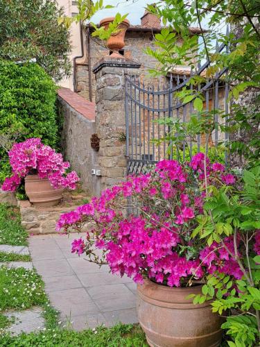 VILLA Castel del Monte Panoramic Tuscan Villa with Jacuzzi — 4-Star Luxury Hotel in Pescia, Italy