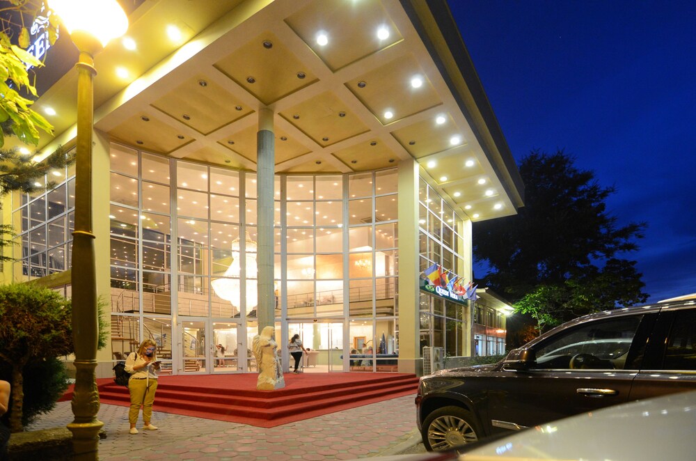 Queen Vera - carbon neutral hotel in Constanta