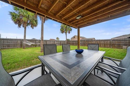 Ultimate Comfort & Relaxation Palm Family Oasis — 4-Star Luxury Hotel in Corpus Christi, United States