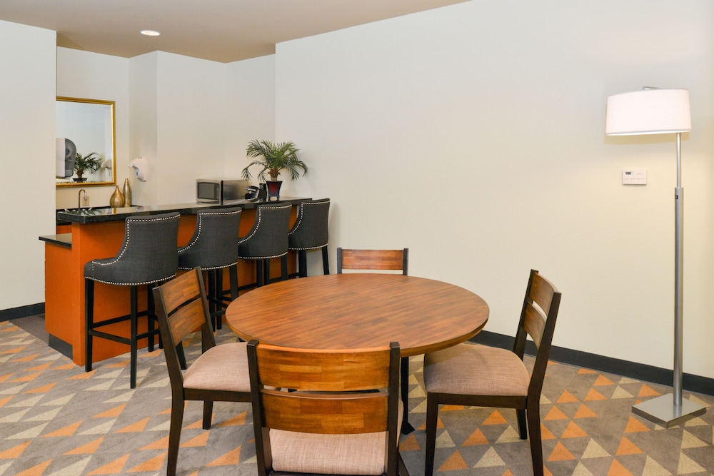 Holiday Inn Kansas City Airport by IHG - photo 12