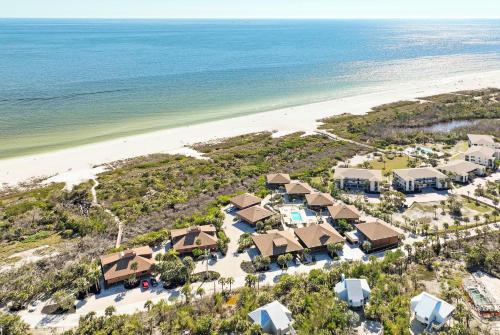 Pet friendly paradise on Sanibel Island with private beach in Sanibel, United States