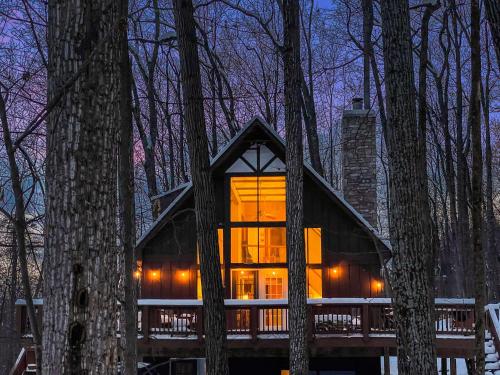 Mountainside w Fireplace Fire Pit Deck & WiFi in Hancock, United States