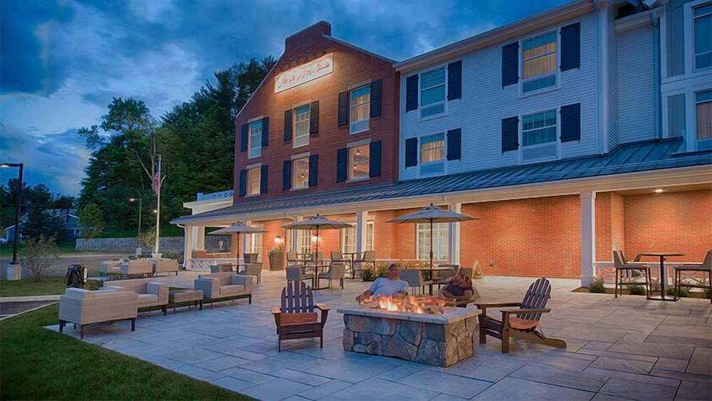 Hampton Inn and Suites Manchester - photo 37