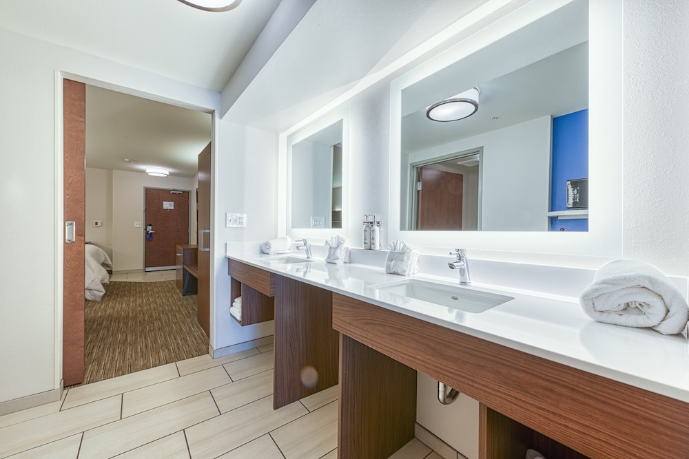 Holiday Inn Express & Suites Manitou Springs by IHG - photo 25