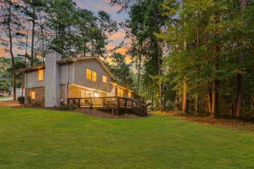 Spacious 5BR Retreat Sleeps 12 Large Deck in Lithonia, United States