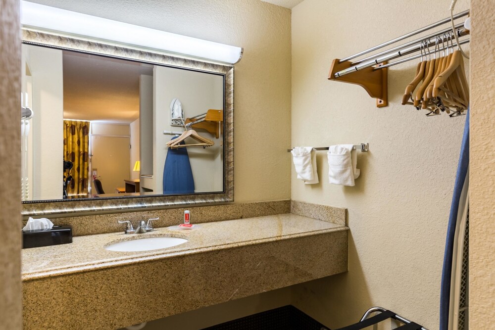 Eco Inn Suites by Hotel O Baytown - photo 8