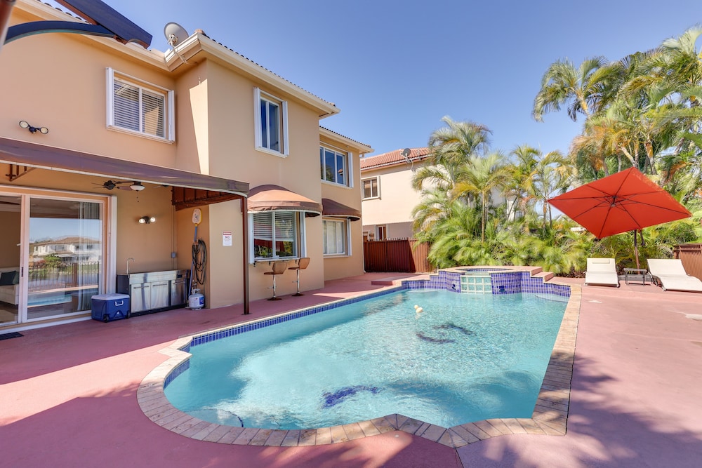 Spacious Miami Retreat with Grill Pool and Dock — 4-Star Luxury Hotel in Miami, United States