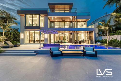 Carlotta New Construction Luxury Waterfront Villa — 4-Star Luxury Hotel in Fort Lauderdale, United States