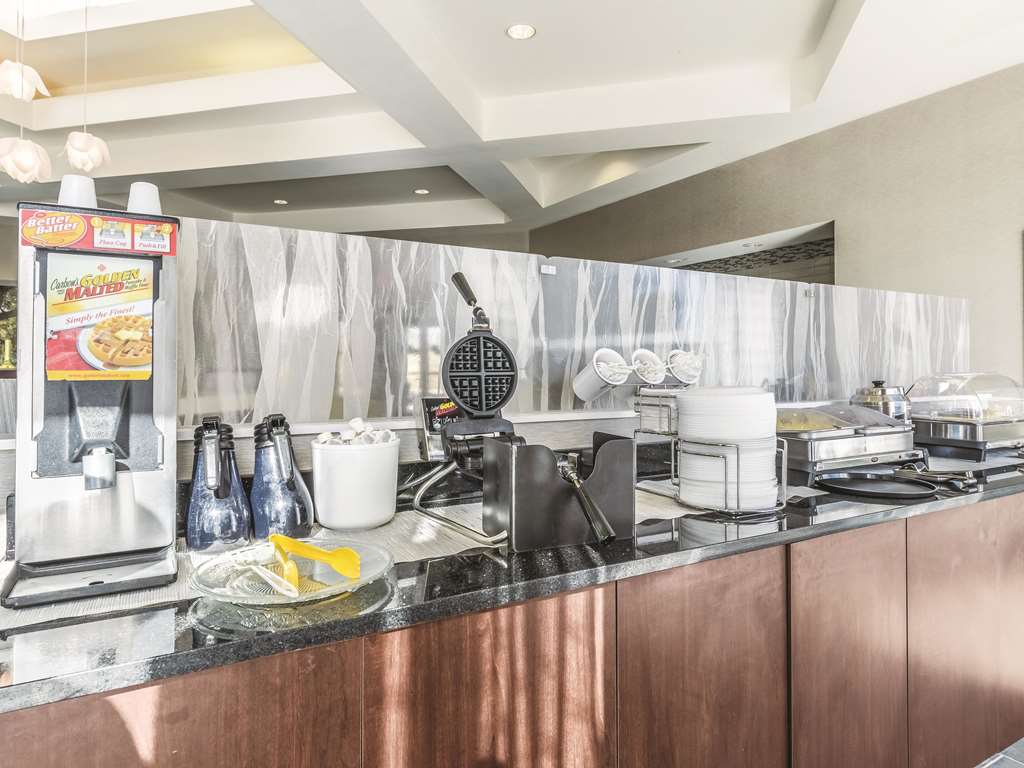 La Quinta Inn & Suites by Wyndham Alexandria Airport - photo 34