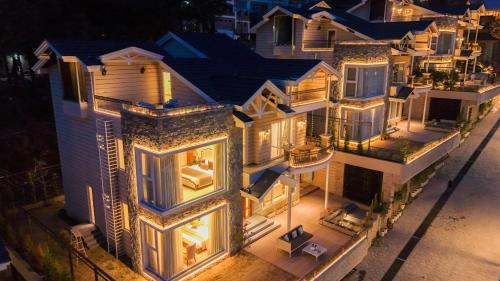 ELIVAAS privé The Royce Orchid 4 BHK Hilltop Villa With Jacuzzi Steam Room Private Pool & Hill Views — 4-Star Luxury Hotel in Kasauli, India