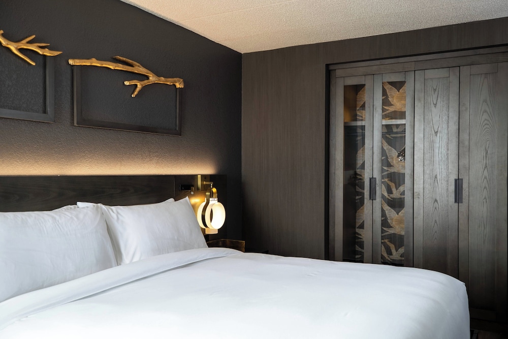 Renaissance Chicago North Shore Hotel - photo 12