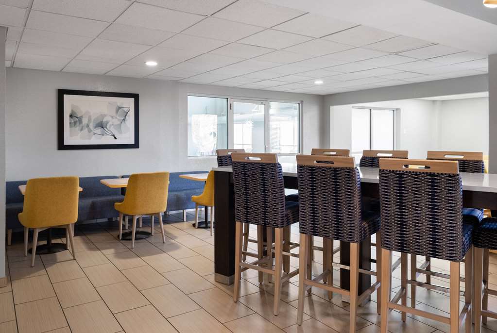 La Quinta Inn & Suites by Wyndham Knoxville Airport - photo 27
