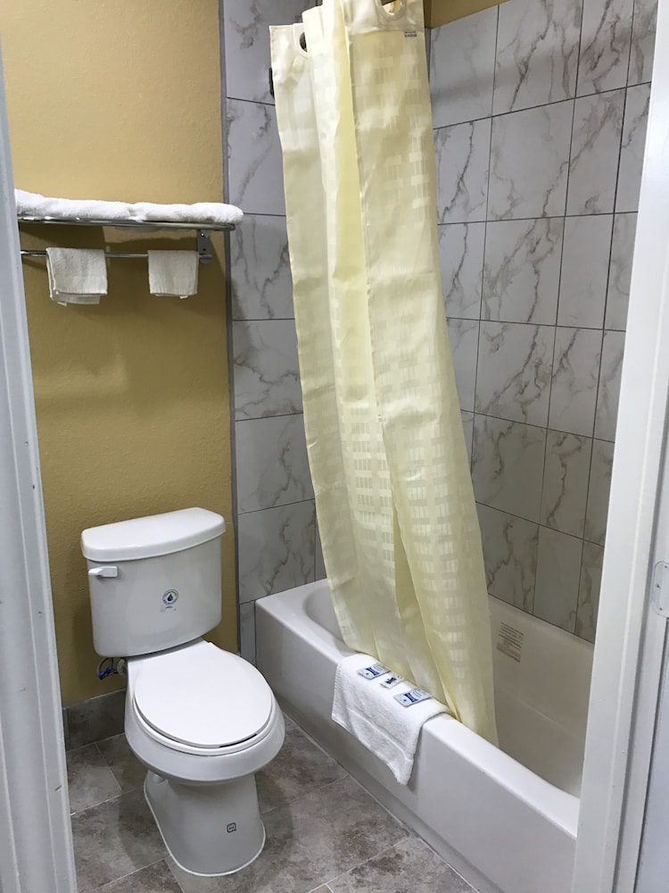 Deluxe Inn & Suites Baytown - photo 31