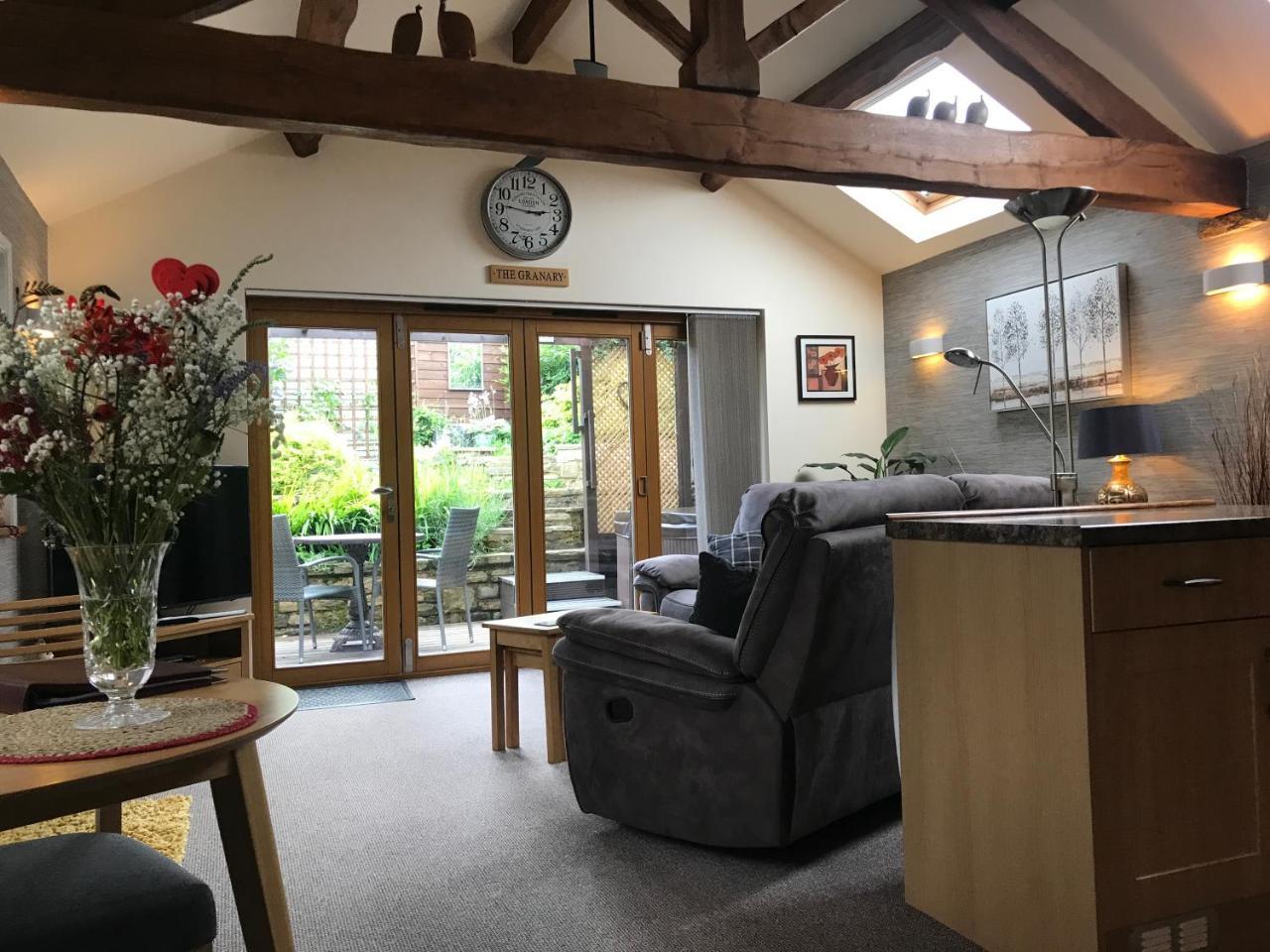 The Granary with Hot Tub 2 Miles From Skipton