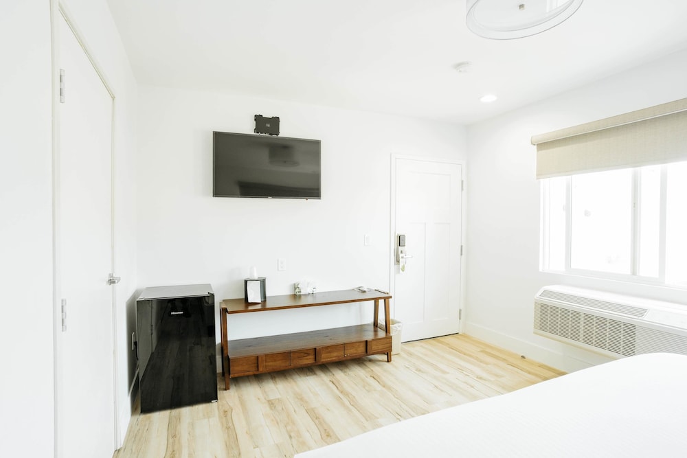 The Belmont Shore Inn - photo 11